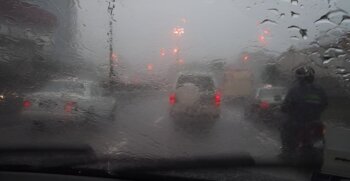 Tips Agar Kaca Mobil Tidak Mengembun Saat Hujan