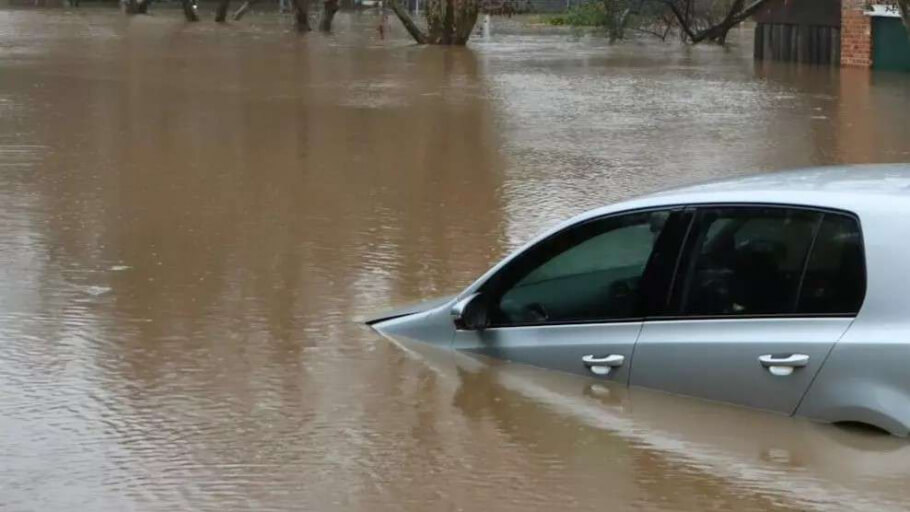 Jangan Panik! Ini Solusi Mobil Terendam Banjir