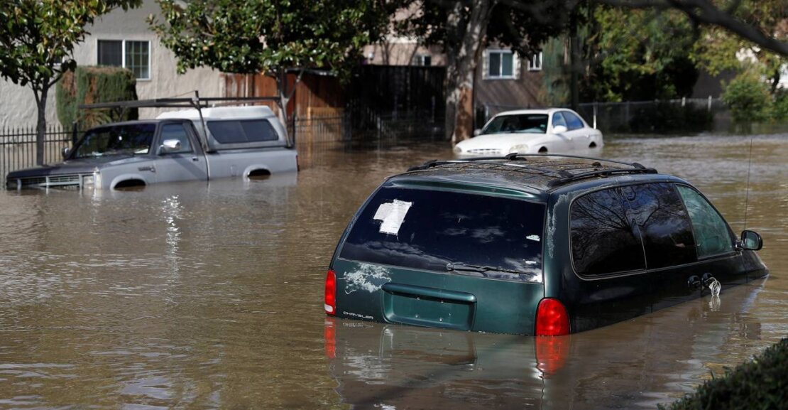 mobil terendam banjir
